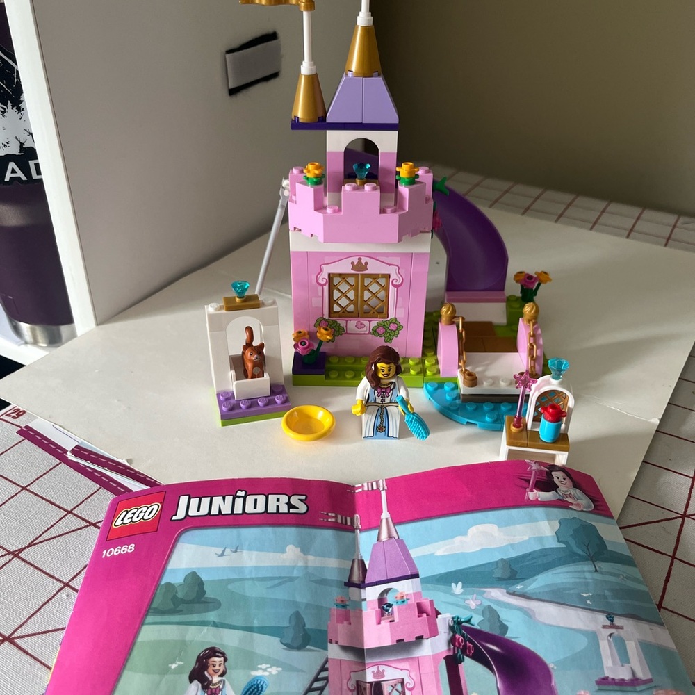 Lego juniors-Pink and Purple Princess Castle Playset